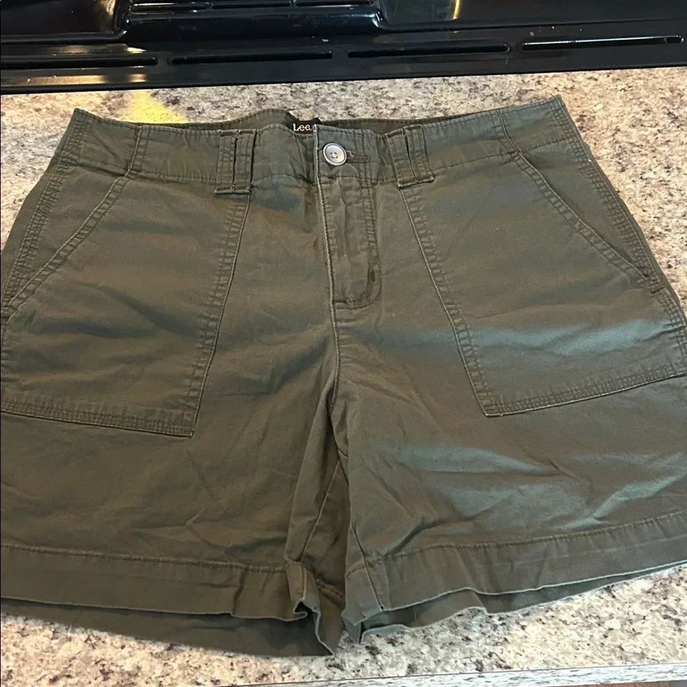 Lee Women's Cargo Shorts in Olive. Size 10. WS